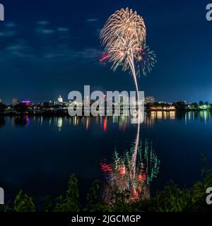 Harrisburg, Pennsylvania - 4. Juli 2022: Ein Blick auf das Feuerwerk vom 4.. Juli über der Stadt Harrisburg, das im Susquehanna River reflektiert wird. Stockfoto