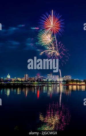 Harrisburg, Pennsylvania - 4. Juli 2022: Ein Blick auf das Feuerwerk vom 4.. Juli über der Stadt Harrisburg, das im Susquehanna River reflektiert wird. Stockfoto