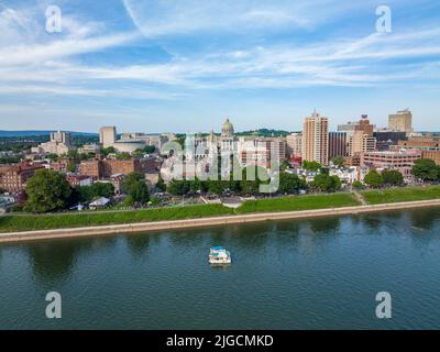 Harrisburg, Pennsylvania - 4. Juli 2022: Eine Luftaufnahme der Stadt Harrisburg mit Blick auf die Hauptstraße direkt auf das Hauptstadtgebäude mit Menschenmassen Stockfoto