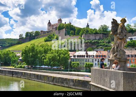 Würzburg, Deutschland - Juli 2022: Blick von der Alten Mainbrücke auf die Festung Marienberg Stockfoto