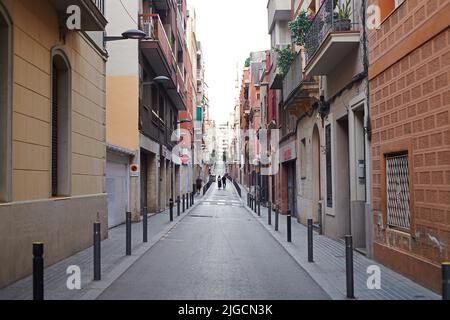 Typische kleine Straße im Stadtzentrum von Barcelona Stockfoto