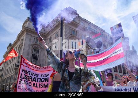 London, Großbritannien. 9.. Juli 2022. Während des Trans Pride marsches passieren Demonstranten den Piccadilly Circus. Tausende von Menschen marschierten durch das Zentrum Londons, um die Rechte von Trans zu unterstützen. Kredit: Vuk Valcic/Alamy Live Nachrichten Stockfoto