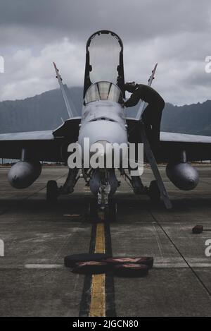 MARINE CORPS BASE HAWAII (6. Juli 2022) CPL. Jeremy Wagoner Jr., zugewiesen an Marine Fighter Attack Squadron 232, 3. Marine Aircraft Wing, Kaneohe, Hawaii führt Wartungsarbeiten nach der Landung auf F/A-18 Hornets während des Rim of the Pacific (RIMPAC) 2022 durch. 26 Nationen, 38 Schiffe, vier U-Boote, mehr als 170 Flugzeuge und 25.000 Mitarbeiter nehmen vom 29. Juni bis zum 4. August an RIMPAC in und um die Hawaii-Inseln und Südkalifornien Teil. RIMPAC, die weltweit größte internationale maritime Übung, bietet eine einzigartige Ausbildungsmöglichkeit und fördert und unterstützt die kooperative Relatio Stockfoto