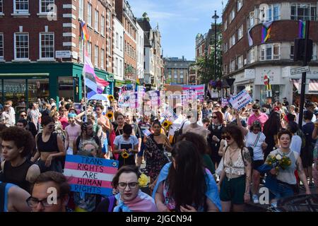 London, Großbritannien. 9.. Juli 2022. Während des Trans Pride march passieren Demonstranten Soho. Tausende von Menschen marschierten durch das Zentrum Londons, um die Rechte von Trans zu unterstützen. Kredit: Vuk Valcic/Alamy Live Nachrichten Stockfoto