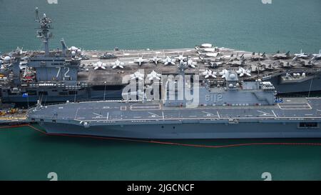 220707-N-EE352-1423 PEARL HARBOR (7. Juli 2022) – US Navy Nuclear-powered Aircraft Carrier USS Abraham Lincoln (CVN72) und Republic of Korea Navy amphibischen Sturmschiff ROKS Marado (LPH 6112), die auf der Joint Base Pearl Harbor-Hickham, Hawaii, während Rim of the Pacific (RIMPAC) 2022 vertäut. 26 Nationen, 38 Schiffe, vier U-Boote, mehr als 170 Flugzeuge und 25.000 Mitarbeiter nehmen vom 29. Juni bis 4. August an RIMPAC in und um Hawaii und Südkalifornien Teil. Die weltweit größte internationale maritime Übung, RIMPAC bietet eine einzigartige Ausbildungsmöglichkeit und fördert eine Stockfoto