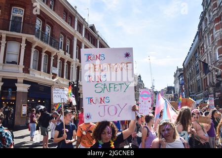 London, Großbritannien. 9.. Juli 2022. Während des Trans Pride march passieren Demonstranten Soho. Tausende von Menschen marschierten durch das Zentrum Londons, um die Rechte von Trans zu unterstützen. Kredit: Vuk Valcic/Alamy Live Nachrichten Stockfoto