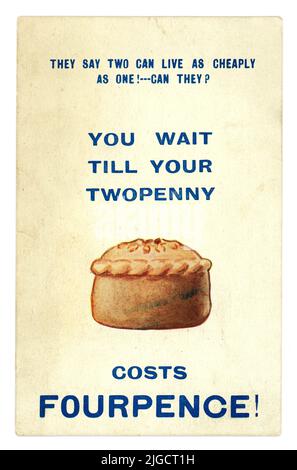 Originalpostkarte aus der Zeit nach WW1 über die Inflation, die sich auf die Lebenshaltungskosten auswirkt: „Sie sagen, dass zwei so billig leben können wie eine. Das können sie! Du wartest, bis dein twopenny Kuchen vier Cent kostet.“ Circa 1919, 1920. Stockfoto