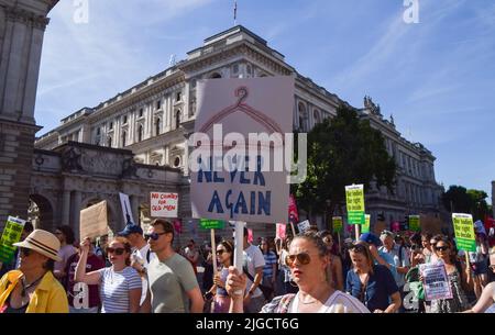 London, Großbritannien. 9.. Juli 2022. Demonstranten in Whitehall. Hunderte von Wahlprotesten marschierten zur US-Botschaft, nachdem der Oberste Gerichtshof entschieden hatte, Roe gegen Wade zu stürzen und den Weg für das Verbot von Abtreibungen in einem Großteil der USA zu ebnen. Kredit: Vuk Valcic/Alamy Live Nachrichten Stockfoto