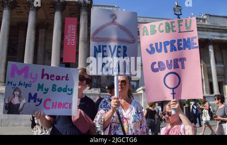 London, Großbritannien. 9.. Juli 2022. Demonstranten auf dem Trafalgar Square. Hunderte von Wahlprotesten marschierten zur US-Botschaft, nachdem der Oberste Gerichtshof entschieden hatte, Roe gegen Wade zu stürzen und den Weg für das Verbot von Abtreibungen in einem Großteil der USA zu ebnen. Kredit: Vuk Valcic/Alamy Live Nachrichten Stockfoto