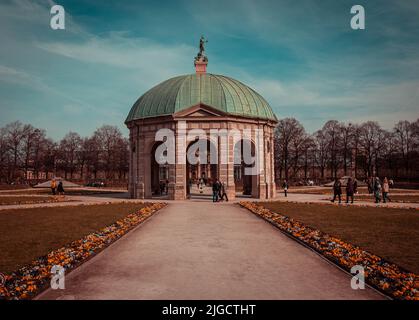 Die schöne Aussicht auf den historischen Dianatempel an einem sonnigen Tag Stockfoto