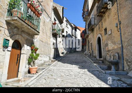 Eine schmale Straße zwischen den alten Häusern von Guardia Sanframondi, einem Dorf in der Provinz Benevento, Italien. Stockfoto