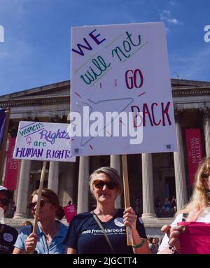 London, Großbritannien. 9.. Juli 2022. Demonstranten auf dem Trafalgar Square. Hunderte von Wahlprotesten marschierten zur US-Botschaft, nachdem der Oberste Gerichtshof entschieden hatte, Roe gegen Wade zu stürzen und den Weg für das Verbot von Abtreibungen in einem Großteil der USA zu ebnen. Kredit: Vuk Valcic/Alamy Live Nachrichten Stockfoto