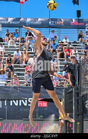 Hermosa Beach, Kalifornien, USA. 08.. Juli 2022. Theo Brunner während des Tages eine der AVP Hermosa Beach Open am Hermosa Beach Pier in Hermosa Beach, Kalifornien. Justin Fine/CSM/Alamy Live News Stockfoto