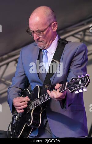 Great Tew, Großbritannien. 09.. Juli 2022. Andrew 'Andy' Fairweather Low, geborener Ystrad Mynach, walisischer Gitarrist, Singer Songwriter, Produzent und Sänger, der live mit seiner Band The Low Riders auf der Songbird Bühne beim Cornbury Festival auftrat. Kredit: SOPA Images Limited/Alamy Live Nachrichten Stockfoto