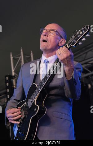 Great Tew, Großbritannien. 09.. Juli 2022. Andrew 'Andy' Fairweather Low, geborener Ystrad Mynach, walisischer Gitarrist, Singer Songwriter, Produzent und Sänger, der live mit seiner Band The Low Riders auf der Songbird Bühne beim Cornbury Festival auftrat. Kredit: SOPA Images Limited/Alamy Live Nachrichten Stockfoto