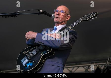 Great Tew, Großbritannien. 09.. Juli 2022. Andrew 'Andy' Fairweather Low, geborener Ystrad Mynach, walisischer Gitarrist, Singer Songwriter, Produzent und Sänger, der live mit seiner Band The Low Riders auf der Songbird Bühne beim Cornbury Festival auftrat. Kredit: SOPA Images Limited/Alamy Live Nachrichten Stockfoto