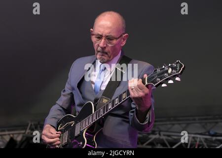 Great Tew, Großbritannien. 09.. Juli 2022. Andrew 'Andy' Fairweather Low, geborener Ystrad Mynach, walisischer Gitarrist, Singer Songwriter, Produzent und Sänger, der live mit seiner Band The Low Riders auf der Songbird Bühne beim Cornbury Festival auftrat. Kredit: SOPA Images Limited/Alamy Live Nachrichten Stockfoto