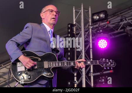 Great Tew, Großbritannien. 09.. Juli 2022. Andrew 'Andy' Fairweather Low, geborener Ystrad Mynach, walisischer Gitarrist, Singer Songwriter, Produzent und Sänger, der live mit seiner Band The Low Riders auf der Songbird Bühne beim Cornbury Festival auftrat. (Foto von Dawn Fletcher-Park/SOPA Images/Sipa USA) Quelle: SIPA USA/Alamy Live News Stockfoto