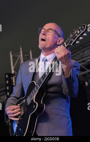 Great Tew, Großbritannien. 09.. Juli 2022. Andrew 'Andy' Fairweather Low, geborener Ystrad Mynach, walisischer Gitarrist, Singer Songwriter, Produzent und Sänger, der live mit seiner Band The Low Riders auf der Songbird Bühne beim Cornbury Festival auftrat. (Foto von Dawn Fletcher-Park/SOPA Images/Sipa USA) Quelle: SIPA USA/Alamy Live News Stockfoto