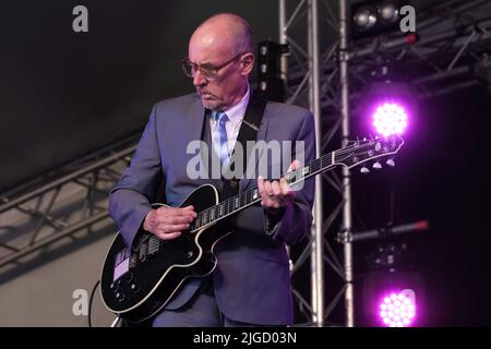 Great Tew, Großbritannien. 09.. Juli 2022. Andrew 'Andy' Fairweather Low, geborener Ystrad Mynach, walisischer Gitarrist, Singer Songwriter, Produzent und Sänger, der live mit seiner Band The Low Riders auf der Songbird Bühne beim Cornbury Festival auftrat. (Foto von Dawn Fletcher-Park/SOPA Images/Sipa USA) Quelle: SIPA USA/Alamy Live News Stockfoto