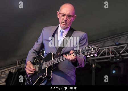 Great Tew, Großbritannien. 09.. Juli 2022. Andrew 'Andy' Fairweather Low, geborener Ystrad Mynach, walisischer Gitarrist, Singer Songwriter, Produzent und Sänger, der live mit seiner Band The Low Riders auf der Songbird Bühne beim Cornbury Festival auftrat. (Foto von Dawn Fletcher-Park/SOPA Images/Sipa USA) Quelle: SIPA USA/Alamy Live News Stockfoto