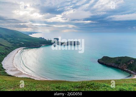 Torimbia Strand, in der Stadt Niembro, eine geschützte Landschaft an der kantabrischen Küste. Stockfoto