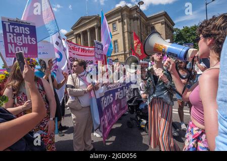 London, Großbritannien. 9. Juli 2022. Märsche, viele mit Blumen, treffen sich in der Hyde Park Corner, um durch London gegen die anhaltende Unterdrückung von trans-, nicht-binären und geschlechterfremden Menschen zu marschieren und die Trans+-Gemeinschaft hier und auf der ganzen Welt zu feiern. Sie sagen, dass Menschen weltweit angegriffen werden, einschließlich der Nichteinrechnung in das britische Verbot ‘der „Umrechnungstherapie“ und der Anti-Trans-Gesetze in den USA, und viele sind gezwungen, aus ihren Ländern zu fliehen. Peter Marshall/Alamy Live News Stockfoto