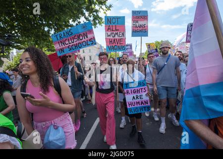 London, Großbritannien. 9. Juli 2022. Märsche, viele mit Blumen, treffen sich in der Hyde Park Corner, um durch London gegen die anhaltende Unterdrückung von trans-, nicht-binären und geschlechterfremden Menschen zu marschieren und die Trans+-Gemeinschaft hier und auf der ganzen Welt zu feiern. Sie sagen, dass Menschen weltweit angegriffen werden, einschließlich der Nichteinrechnung in das britische Verbot ‘der „Umrechnungstherapie“ und der Anti-Trans-Gesetze in den USA, und viele sind gezwungen, aus ihren Ländern zu fliehen. Peter Marshall/Alamy Live News Stockfoto