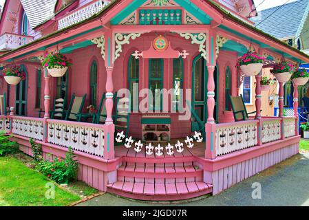 Ein Blick auf die Veranda auf einem rosa Lebkuchenhäuschen in Martha's Vineyard Stockfoto