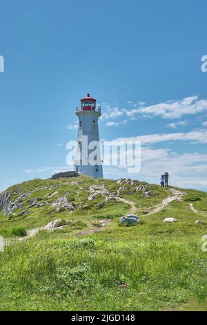 Besucher haben gesehen, wie sie den historischen Leuchtturm von Louisbourg auf Cape Breton Island fotografierten. Stockfoto