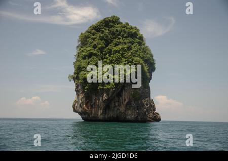 Pico montañoso sobregaliente en el mar de Andaman, cercano a la isla de Phi Phi, Tailandia Stockfoto