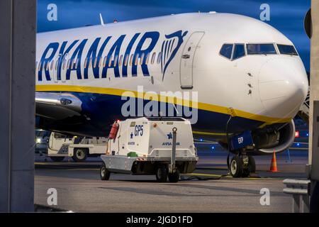 Helsinki / Finnland - 9. JULI 2022: Eine Boeing 737, die von Ryanair betrieben wird, parkt am Vorfeld des Flughafens Helsinki Stockfoto