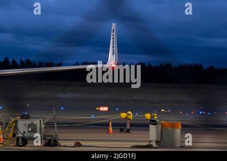 Helsinki / Finnland - 9. JULI 2022: Eine Boeing 737, die von Ryanair betrieben wird, parkt am Vorfeld des Flughafens Helsinki Stockfoto