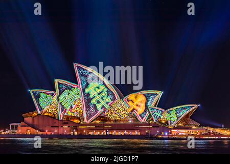 Sydney, Australien - 12. Juni 2022: Seitenansicht mit hell gemalten Kräutern auf dem Sydney Opera House beim Vivid Sydney 2022 Light Show Festival in der Nacht. Stockfoto