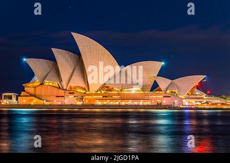 Sydney, Australien - 01. Juni 2022: Seitenansicht des Opernhauses von Sydney beim Vivid Sydney 2022 Light Show Festival in der Nacht. Stockfoto