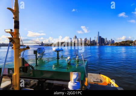 Die Passagierfähre rivercat fährt auf dem Parramatta River in den Hafen von Sydney und fährt an einem sonnigen Tag in Richtung der Innenstadt von Sydney CBD. Stockfoto