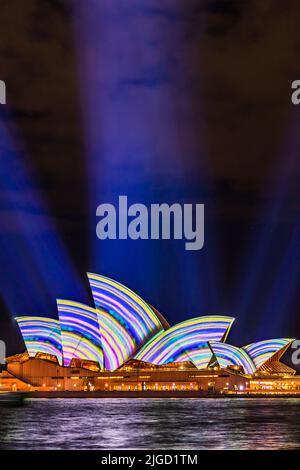 Sydney, Australien - 12. Juni 2022: Seitenansicht der Kuppeln des Opernhauses von Sydney beim Vivid Sydney 2022 Light Show Festival in der Nacht. Stockfoto