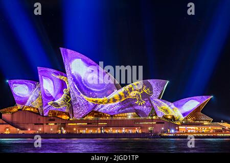 Sydney, Australien - 12. Juni 2022: Seitenansicht von Kuppeln mit hell gemalten Eidechsen auf dem Sydney Opera House beim Vivid Sydney 2022 Light Show Festival in Stockfoto