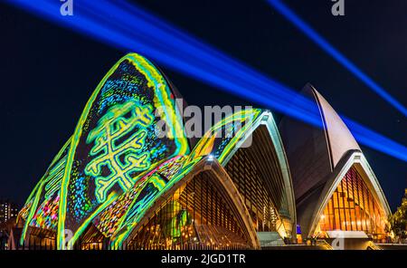 Sydney, Australien - 12. Juni 2022: Hinterfassade und Kuppeln des Opernhauses von Sydney beim Vivid Sydney 2022 Light Show Festival in der Nacht. Stockfoto