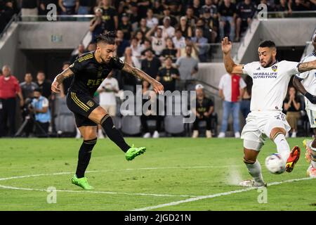 Der LAFC-Stürmer Cristian Arango (9) schießt bei einem MLS-Spiel am Freitag, den 8. Juli 2022, an der Banc am La Galaxy-Verteidiger Derrick Williams (3) vorbei, um ein Tor zu schießen Stockfoto