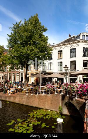 Menschen, die einen Drink im Café Barrera auf Rapenburg im historischen Zentrum von Leiden, Südholland, Niederlande, genießen. Stockfoto