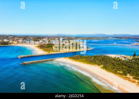 Eingang des Coolongolook Flusses zum Pazifischen Ozean in den Forster Tunury Städten in Australien - Luftaufnahme über Strände und Uferpromenade. Stockfoto