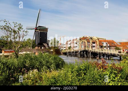 Blick auf Molen de Put, eine Postmühle und den doppelstrahligen Rembrandtbrug über den Galgewater-Kanal, Leiden, Südholland, Niederlande. Stockfoto