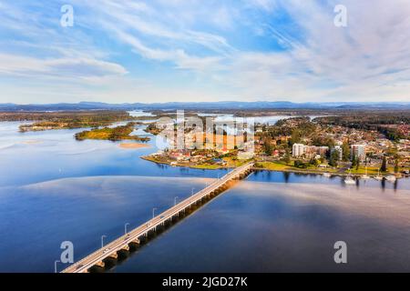 Tuncry Stadt Waterfront entlang Coolongolook Fluss in den Pazifischen Ozean vom Wallis See an der australischen Mid North Küste - Luftaufnahme. Stockfoto