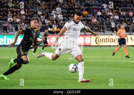 DER LA Galaxy Verteidiger Derrick Williams (3) blickt auf den A-Schuss während eines MLS-Spiels gegen den LAFC am Freitag, den 8. Juli 2022, in der Banc of California Stadi Stockfoto