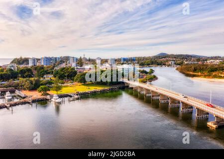 Yachthafen, Hafen und Brücke über den Coolongolook River nach Forster Town an der australischen Pazifikküste im mittleren Norden - Luftaufnahme. Stockfoto