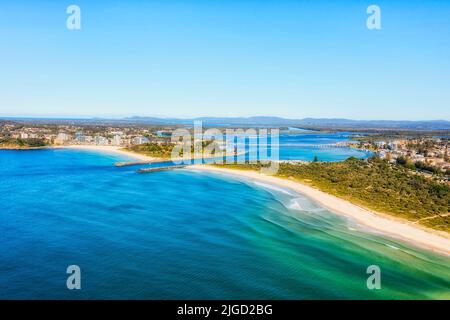 9 Meilen Strand in Tuncury - Forster Küstenstädte des australischen Pazifiks - Luftaufnahme zum Delta des Wallis See und Brücke. Stockfoto