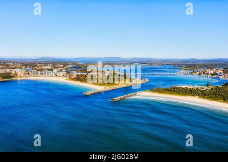 Luftbild vom Eingang des Coolongolook Flusses zum Pazifischen Ozean in den Forster Tunururguststädten in Australien. Stockfoto