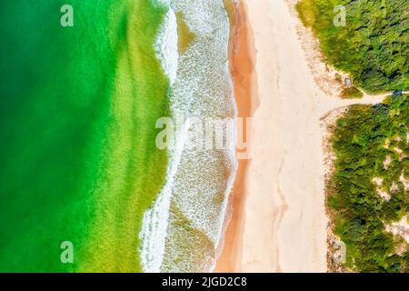 9ine Mile Beach in Tuncury Forster Towns an der australischen Pazifikküste - Blick von oben auf die Meereslandschaft. Stockfoto