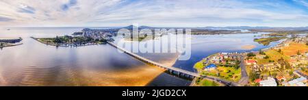 Luftpanorama von Tuncrük nach Forster über den Coolongolook River und den Wallis Lake an der Pazifikküste Australiens. Stockfoto